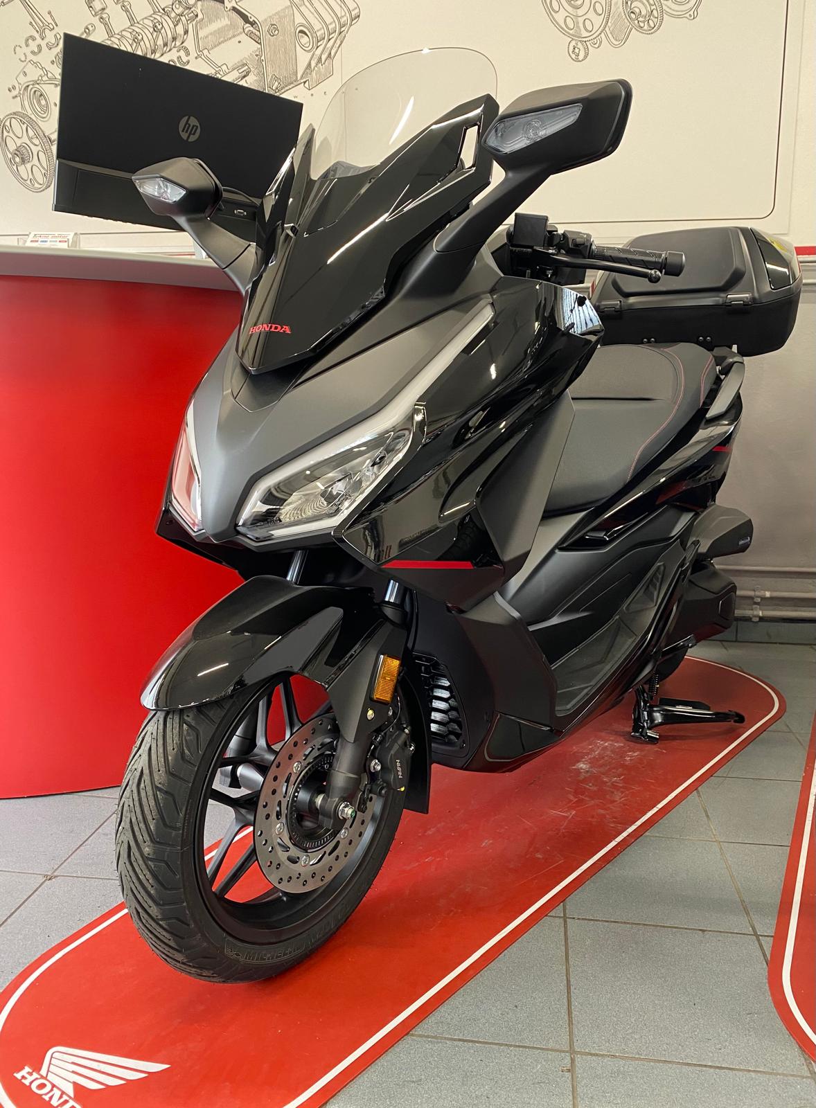 Honda Forza 350 a 6330 €